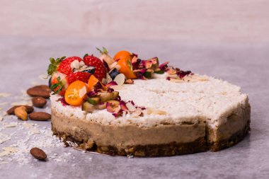 Meyve, çilek ve badem hafif bir arka plan üzerinde beyaz pasta. Çocuk oyuncağı.