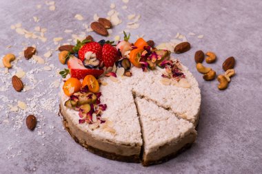 Meyve, çilek ve badem hafif bir arka plan üzerinde beyaz pasta. Çocuk oyuncağı.