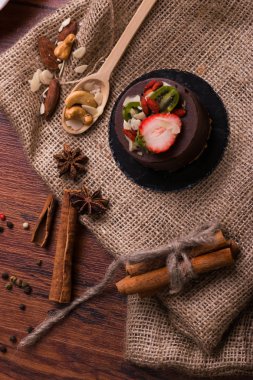 Kek çilek ve fındık masanın üzerinde. Tatlı meyve ve tarçın ile.