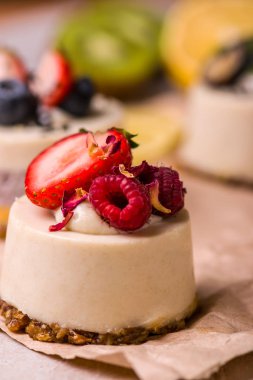 Meyve ve çilek yakın çekim ile pasta. Ahşap bir masa üzerinde beyaz tatlı.