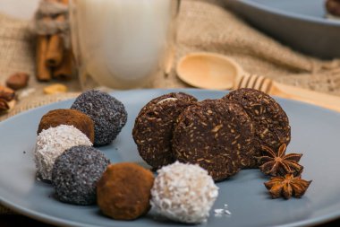 Şeker ve bisküvi mavi tabakta. Tatlılar kumaş. Bir bardak süt