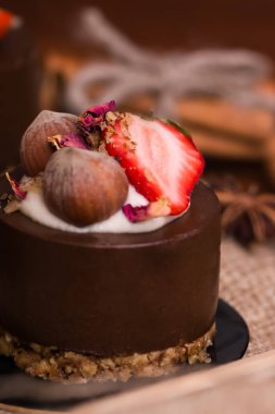 Çuval bezi kek yakın çekim. Tatlı çilek ve fındık ile. Cupcake.