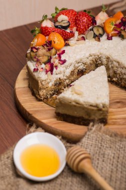 Pasta masanın üzerinde. Beyaz bir tabak içinde tatlım