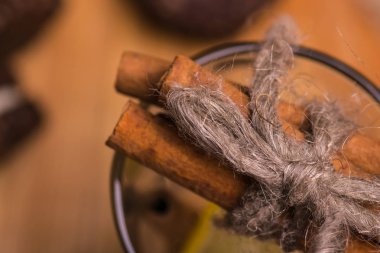 Bir cam tarçın ve limon ile.