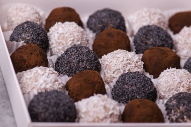 Yuvarlak şeker yakın çekim. Haşhaş tohumu, Hindistan cevizi, çikolata tatlılar.