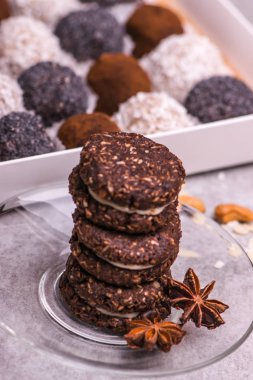 Masanın üzerinde yuvarlak kahverengi bisküvi. Fındık, tarçın, Hindistan cevizi ile tanımlama. şekerler.