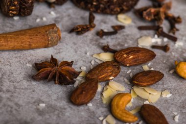 Fındık, tarçın, Hindistan cevizi closeup masada.