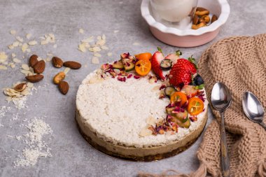 Geçerli kek, bez, tabak, kaşık, fındık. Tatlı masada.