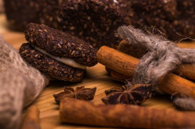 Çerezleri kapatmak. Çikolata kurabiye fındık, tarçın ve kakule ahşap bir masa üzerinde.