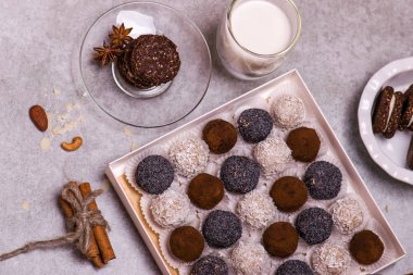 Kutu çikolata üzerinde masa lambası. Süt, fındık, tarçın, tanımlama bilgileri.