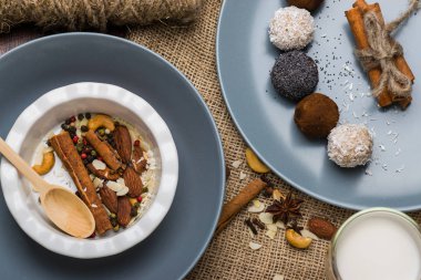 Fındık, tarçın ile bir tabak. Çuval bezi üzerinde mavi yemekleri.