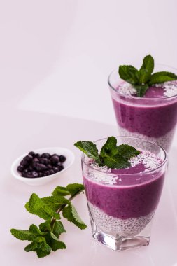 Cam yakın çekim ahududu beyaz puding. Chia tohum ve Hindistan cevizi ile mor tatlı