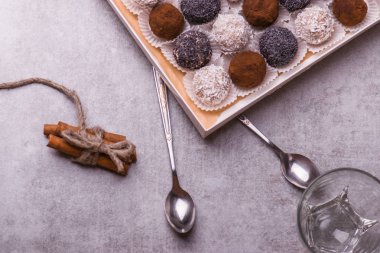 Tarçın ve kaşık ile masada yuvarlak şekerler