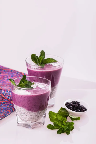 Himbeer Blutwurst Großaufnahme Glas Violettes Dessert Mit Chiasamen Und Kokosnuss — Stockfoto