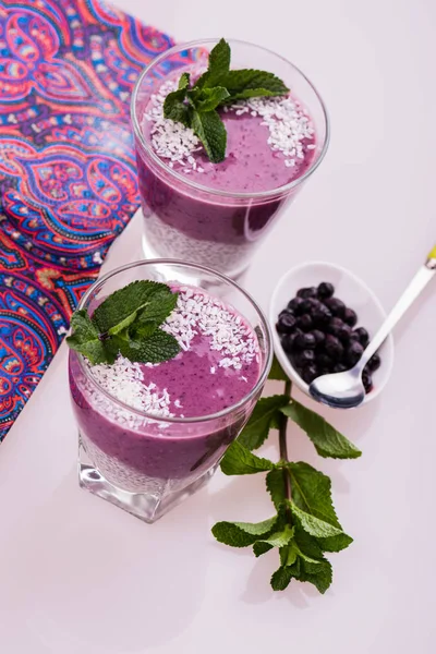 Himbeer Blutwurst Großaufnahme Glas Violettes Dessert Mit Chiasamen Und Kokosnuss — Stockfoto