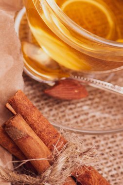 Kafe-Bar tasarımı için resimler. Tarçın tatlı çay arka planı.