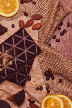 Kafe ve barlar için ev yapımı çikolata. Tarçın tatlı çay arka planı. Çay ile fındık ve çikolata bar