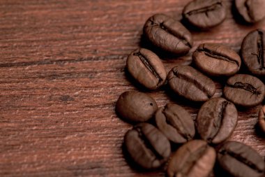 Cafe tasarımı, barlar ve kafeler için resimler. Çuval bezi ve kahverengi zemin closeup kahve taneleri.