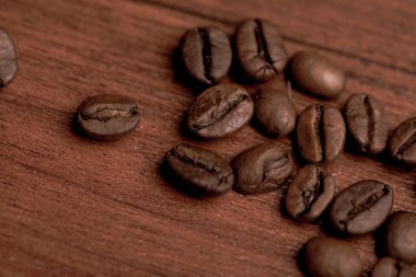 Cafe tasarımı, barlar ve kafeler için resimler. Çuval bezi ve kahverengi zemin closeup kahve taneleri.