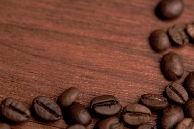 Cafe tasarımı, barlar ve kafeler için resimler. Çuval bezi ve kahverengi zemin closeup kahve taneleri.