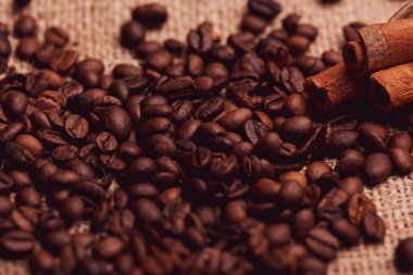 Cafe tasarımı, barlar ve kafeler için resimler. Çuval bezi ve kahverengi zemin closeup kahve taneleri.