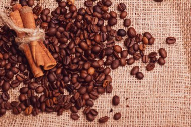 Cafe tasarımı, barlar ve kafeler için resimler. Çuval bezi ve kahverengi zemin closeup kahve taneleri.