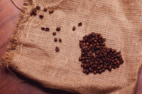 咖啡馆设计 酒吧和咖啡馆的图片 特写咖啡颗粒在麻布和棕色背景 — 图库照片