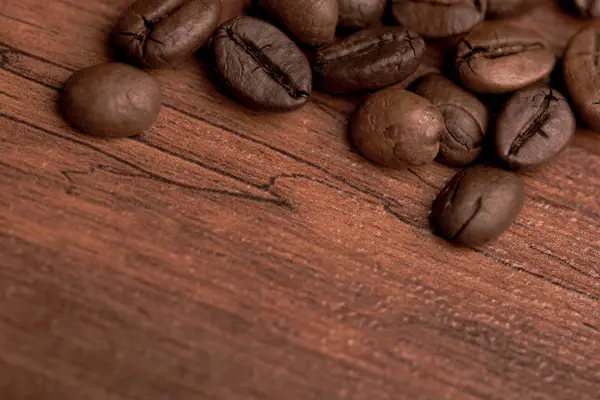 Cafe tasarımı, barlar ve kafeler için resimler. Çuval bezi ve kahverengi zemin closeup kahve taneleri.