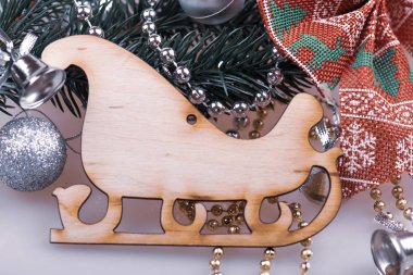 Kızak ahşap metin için. Çan ve topları. Kartları ve bows Noel için. Altın ve gümüş boncuklar. Yeni yıl.