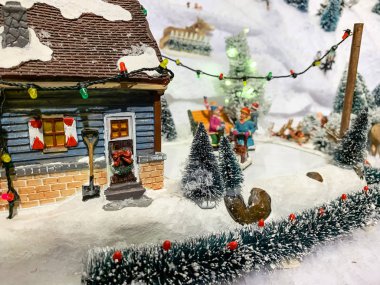 Kış, kar, ev, ağaç. Noel. Noel oyuncaklar.