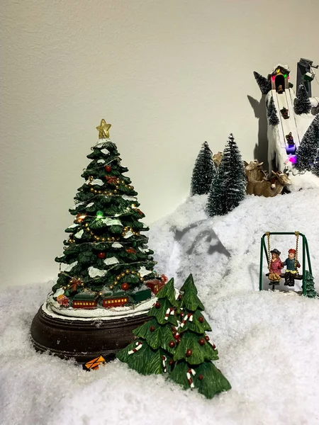 Kış Ağaç Kar Şehir Noel Yeni Yıl — Stok fotoğraf