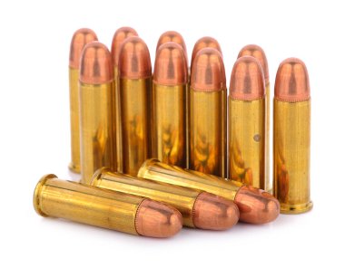 Beyaz arka planda mermi tabanca