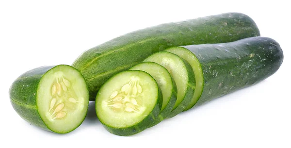 Komkommer en plakjes geïsoleerd op witte achtergrond. — Stockfoto
