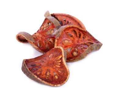 kuru bael izole beyaz arka plan