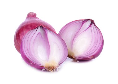 Beyaz arka planda pişirmek için soğan dilimleri.