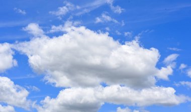 Mavi gökyüzünde kara toprak için toplanın.