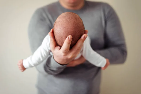 Pround Feliz Pai Segurando Seu Bebê Recém Nascido Infantil Mãos — Fotografia de Stock