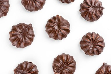 koyu çikolata kaplı zefir izole üzerinde beyaz arka plan görüntülemek