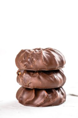 koyu çikolata kaplı zefir izole üzerinde beyaz arka plan görüntülemek