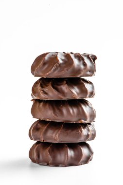koyu çikolata kaplı zefir izole üzerinde beyaz arka plan görüntülemek