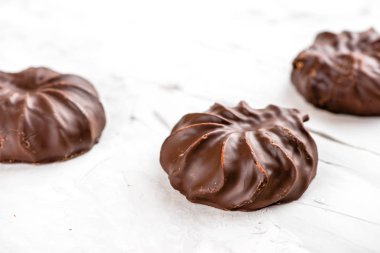 koyu çikolata kaplı zefir izole üzerinde beyaz arka plan görüntülemek