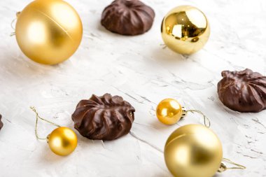 Üç koyu çikolata kaplı zefir üst üzerinde izole beyaz arka plan ile Noel ağacı süsler havadar görüntülemek