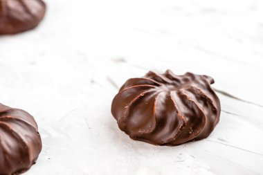 koyu çikolata kaplı zefir izole üzerinde beyaz arka plan görüntülemek