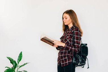 Kız ellerini ve gönüllülük ile kopya alanı beyaz arka plan üstünde sırt çantası kitap ile