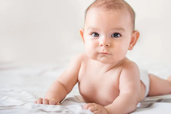 Sorrindo Bebê Recém Nascido Feliz Barriga Tempo Cama Espaço Cópia — Fotografia de Stock