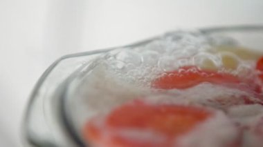 Cam tava havuç ve patates ile kaynar çorba suyu yavaş hareket