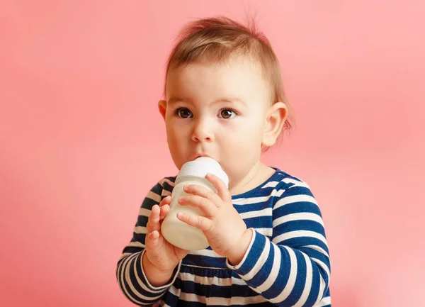 Retrato de uma criança bonita bebendo leite da garrafa, conceito de comida de um ano de idade — Fotografia de Stock