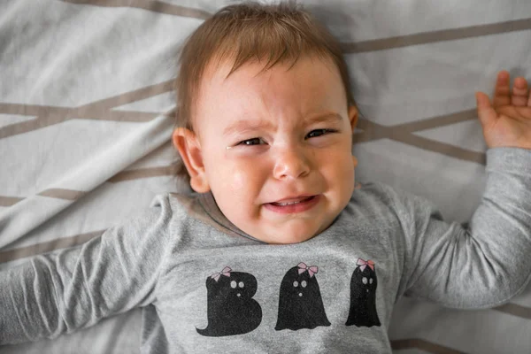 Годовалый ребенок плачет в постели — стоковое фото