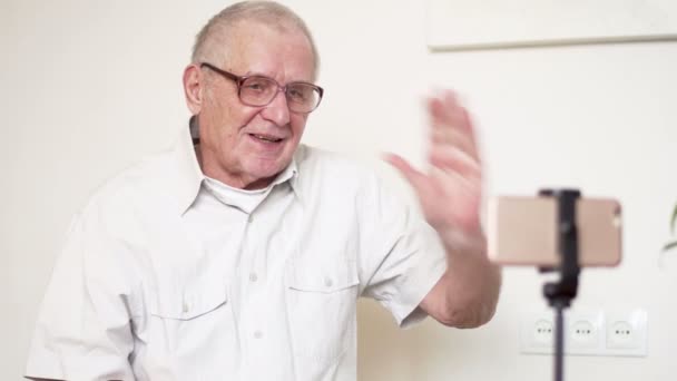 Mode Senior man gör video vlog med smartphone — Stockvideo