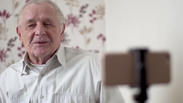 Moda yaşlı adam akıllı telefon ile video vlog yapma — Stok video